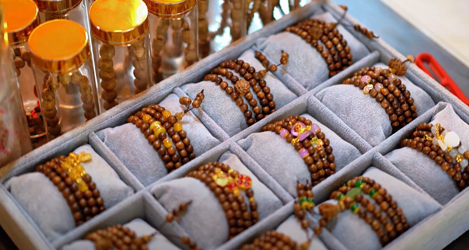 Vòng trầm Hoàng Lan